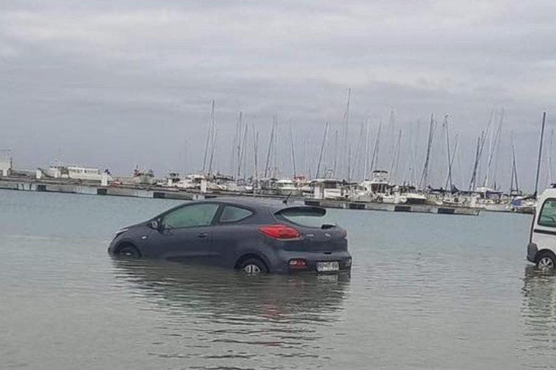 V Piranu so se znova oglasile opozorilne sirene, mesto je pod vodo (foto: Valter Grižančič)