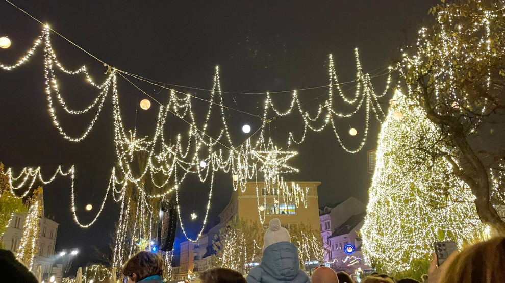 Ljubljanske božične lučke je zasnoval umetnik Zmago Modic, okrasitev mesta pa je po njegovi smrti prevzel njegov sin Urban Modic. …