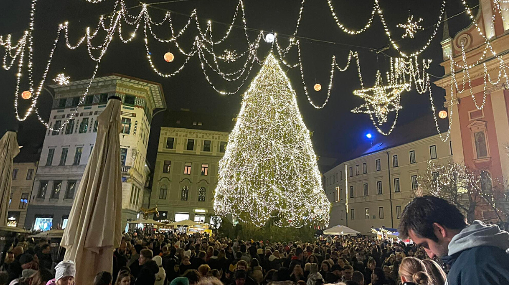 Kot obljubljeno so v prestolnici zagorele praznične luči. Kar 50 kilometrov lučk je osvetlilo središče mesta, obiskovalci pa so navdušeno …