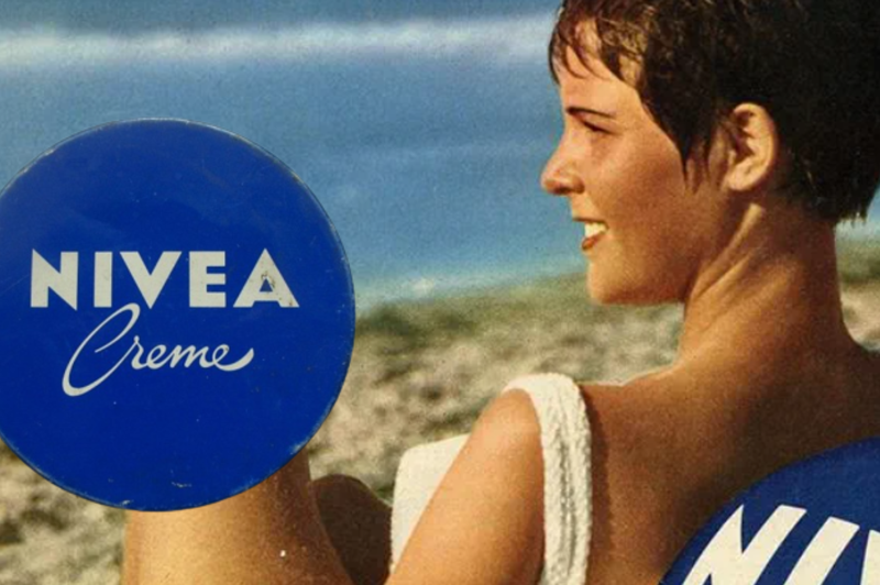 Tudi vas modra kovinska posodica, ki so jo uporabljale že naše babice, spominja na otroštvo? (foto: Nivea.hr/Kupindo.com/fotomontaža)