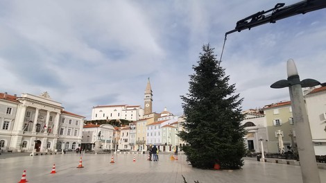 Na Obali so pripravljeni na praznično vzdušje: poglejte, kakšno okrasitev so pripravili