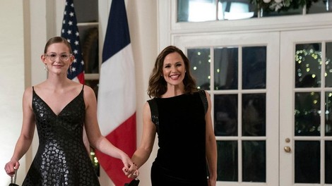 Jennifer Garner na sprejem v Belo hišo ni prišla sama: kdo je to dekle?