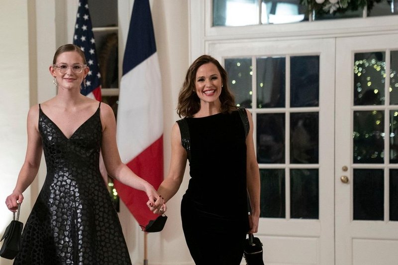 Jennifer Garner na sprejem v Belo hišo ni prišla sama: kdo je to dekle? (foto: Profimedia)