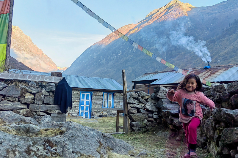 Pravljičnih 7 let po katastrofalnem potresu v Nepalu šola za 400 otrok končno stoji (foto: Anja Kovačič)