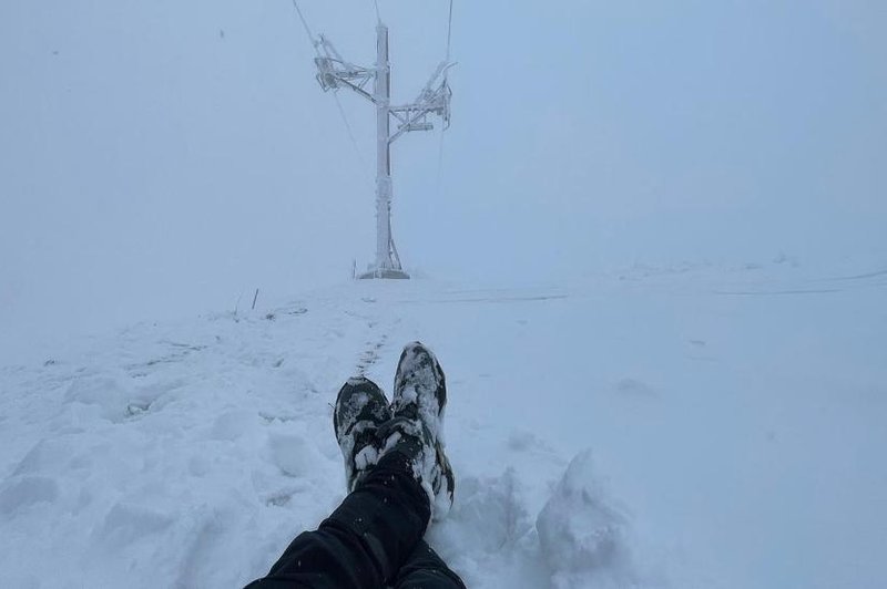 (FOTO) Popolna snežna idila: priljubljeni Slovenec se je predal zimskim radostim in postregel z osupljivimi fotografijami (foto: Facebook/Domen Prevc)