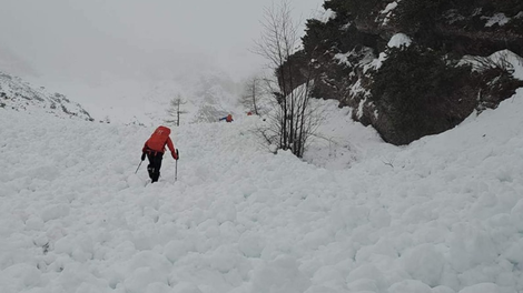 Plaz odnesel dva planinca: oba sta huje poškodovana