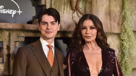 V čigavi družbi je na rdeči preprogi blestela Catherine Zeta-Jones?