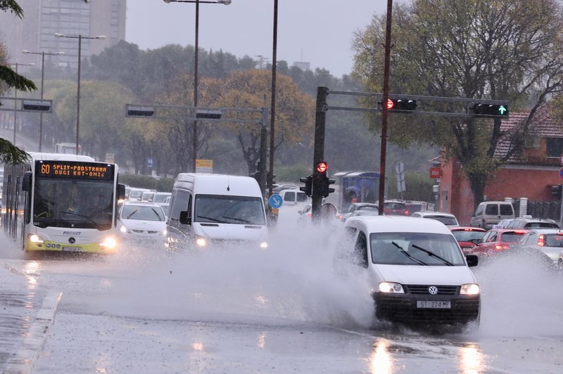 FOTO: Dalmacija je zaradi obilnih padavin pod vodo (foto: Ivo Cagalj/Pixsell/Bobo)