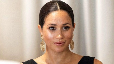 Še dan potem vsi govorijo samo o obleki Meghan Markle: ji je uspelo zasenčiti Kate?