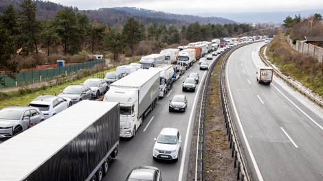 Pozor, če se odpravljate na pot: na tem delu države boste stali v koloni, dolgi kar 1,5 kilometra