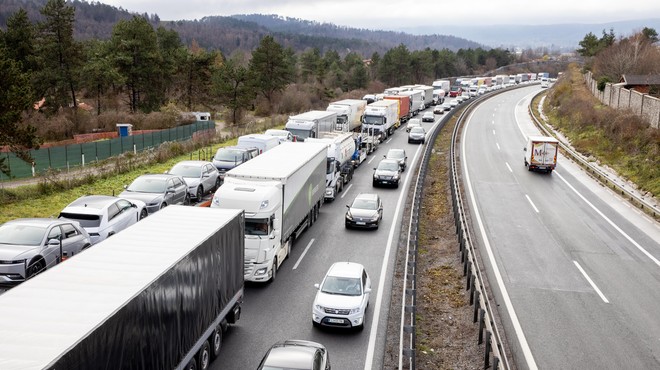 Pozor, če se odpravljate na pot: na tem delu države boste stali v koloni, dolgi kar 1,5 kilometra (foto: Valter Leban/Bobo)