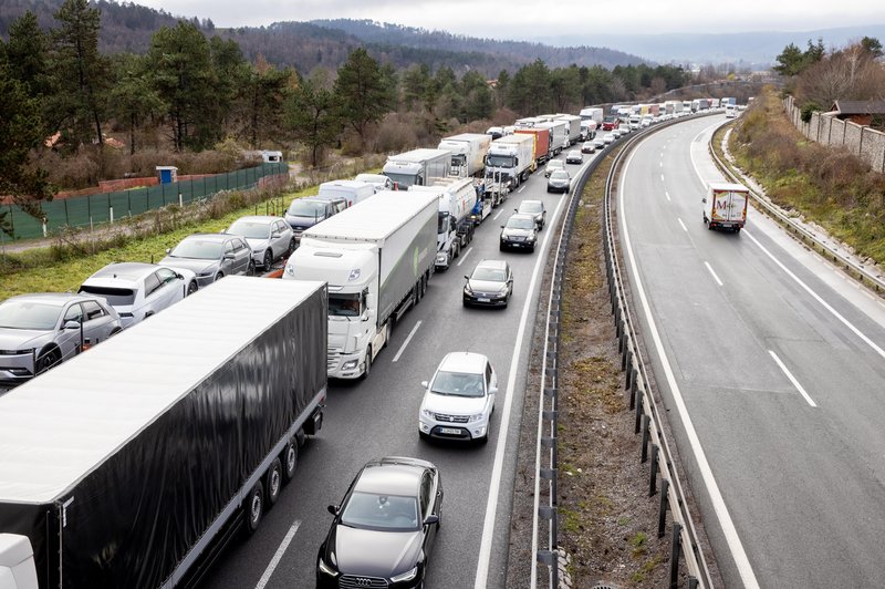 Pozor, če se odpravljate na pot: na tem delu države boste stali v koloni, dolgi kar 1,5 kilometra (foto: Valter Leban/Bobo)