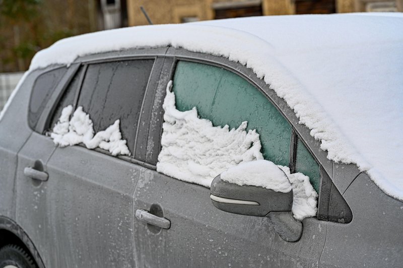 Zato je treba očistiti avto: odpadli sneg povzročil prometno nesrečo (foto: Profimedia)