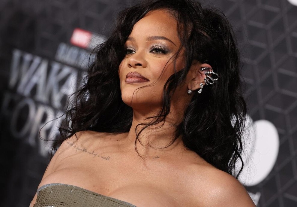 Rihanna – 1,3 milijarde evrov Rihanna se je zapisala v zgodovino, potem ko je izvedla enega najbolj gledanih nastopov med …