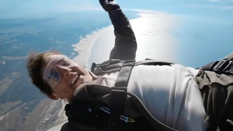 VIDEO: Tom Cruise tvegal življenje, medtem ko je oboževalcem zaželel vesel božič