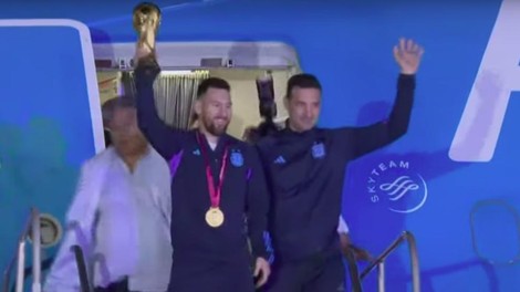 Lionel Messi in druščina z zlatim pokalom prispeli v Argentino, na ulicah vlada obsedeno stanje (FOTO+VIDEO)