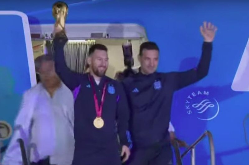 Lionel Messi in druščina z zlatim pokalom prispeli v Argentino, na ulicah vlada obsedeno stanje (FOTO+VIDEO) (foto: YouTube/Clarin/posnetek zaslona)