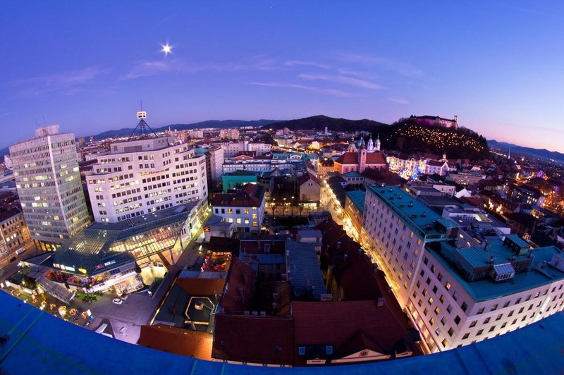 Zastrupitev v središču Ljubljane, štiri osebe končale v kliničnem centru (foto: Profimedia)