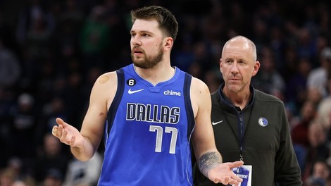 (VIDEO) Dramatična noč v ligi NBA: Luka Dončić izključen, na parketu celo njegov trener (nekaj pa se je zgodilo prvič v sezoni)