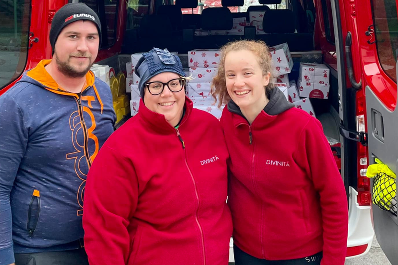 Škratje prostovoljci s požrtvovalno akcijo že osmič razveselili več kot 1.500 otrok (foto: Facebook/Humanitarno društvo Enostavno pomagam)