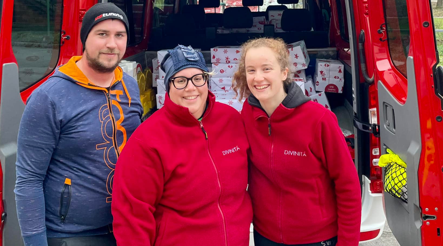 Škratje prostovoljci s požrtvovalno akcijo že osmič razveselili več kot 1.500 otrok (foto: Facebook/Humanitarno društvo Enostavno pomagam)