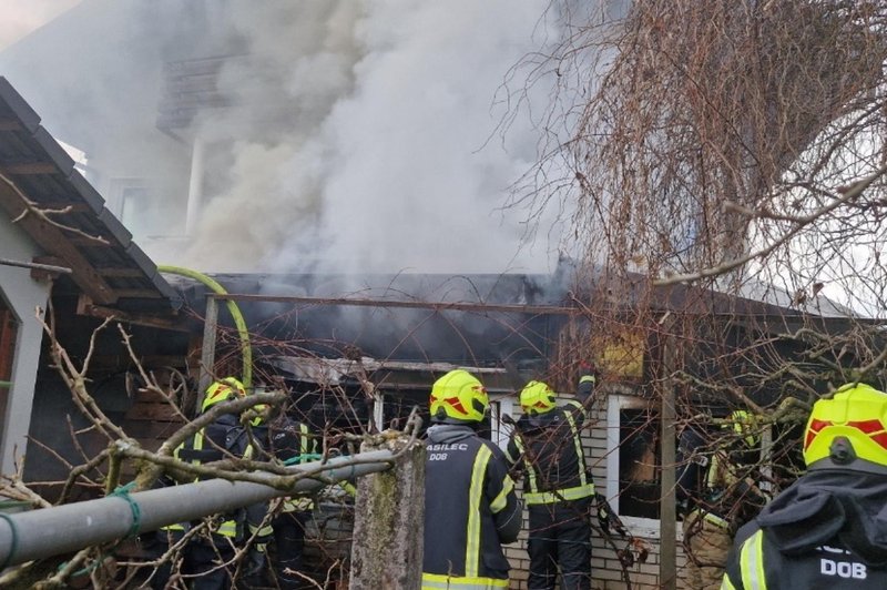 Ognjeni zublji zajeli poslovni objekt v Domžalah (foto: CZR Domžale)