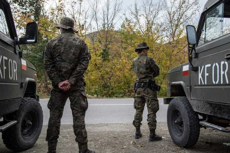 Razmere se zaostrujejo: zaprli mejni prehod med Kosovom in Srbijo (foto: Twitter/WWIII.LIVE)