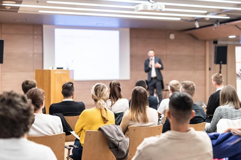 Koliko je vredno znanje, ki so si ga Slovenci pridobili v tujini? (foto: Profimedia)