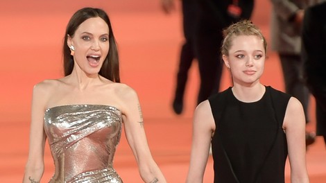 Hčerka Angeline Jolie z izrazito spremembo: videti je kot njena mama v devetdesetih (FOTO)