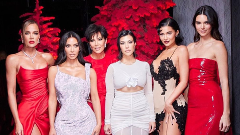 Stroga pravila sester družine Kardashian: njihovo življenje je pod budnim maminim nadzorom