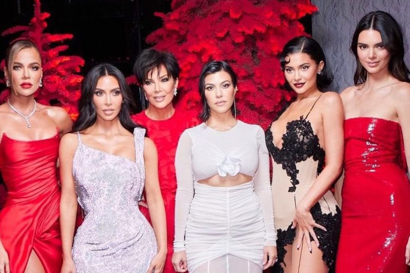 Stroga pravila sester družine Kardashian: njihovo življenje je pod budnim maminim nadzorom (foto: Twitter/Social Diary)