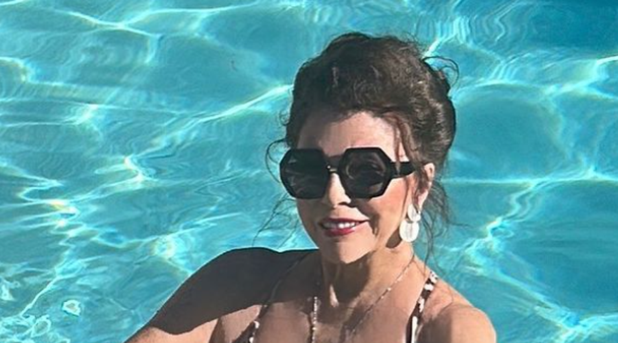 Legendarna igralka pri 90 letih pozirala v kopalkah, v bazenu se ji je pridružil 31 let mlajši mož (foto: Instagram/Joan Collins)