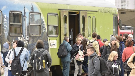 Slovenskim potnikom ni lahko: katere so njihove glavne težave pri rabi javnega prometa?