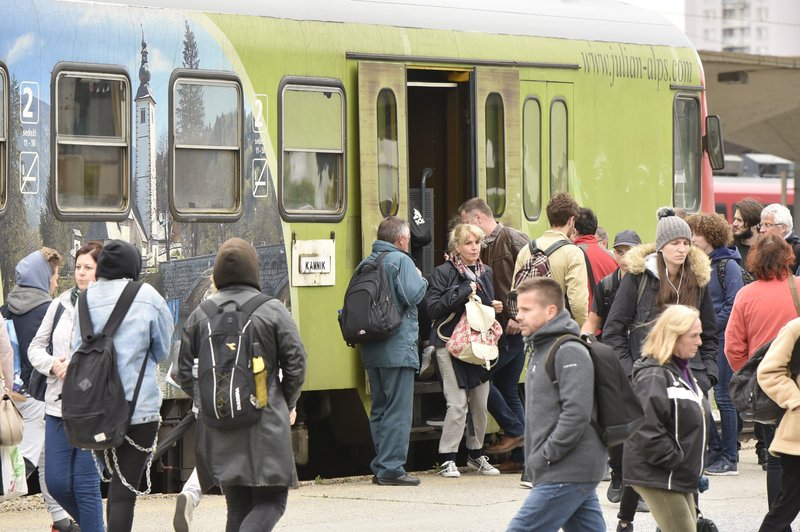 Slovenskim potnikom ni lahko: katere so njihove glavne težave pri rabi javnega prometa? (foto: Žiga Živulovič jr./Bobo)