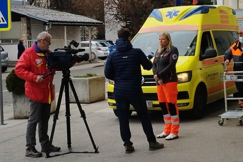 "Direktorica zdravstvenega doma pred kamerami dajala izjavo o čakalnih vrstah, v čakalnici pa ena oseba. Čakala sem več ur." (foto: Facebook/Nuša Jezeršek)