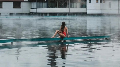 Manj kot dve uri iz Maribora: toplo jezero, v katerem je pozimi še posebej zabavno plavati (FOTO)