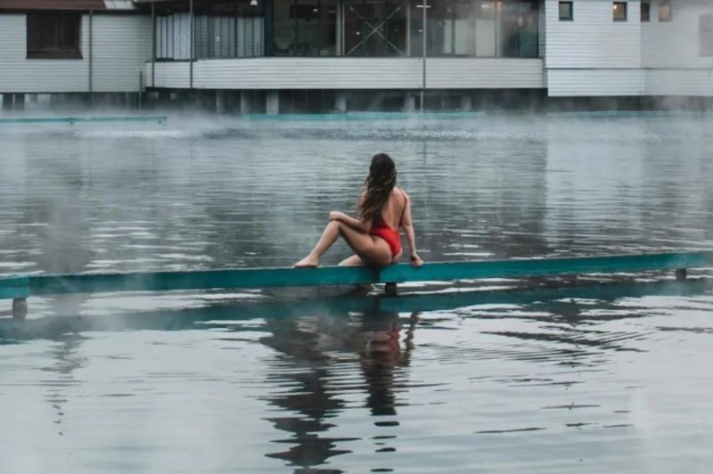 Manj kot dve uri iz Maribora: toplo jezero, v katerem je pozimi še posebej zabavno plavati (FOTO) (foto: Instagram/themacarongirl.travels)