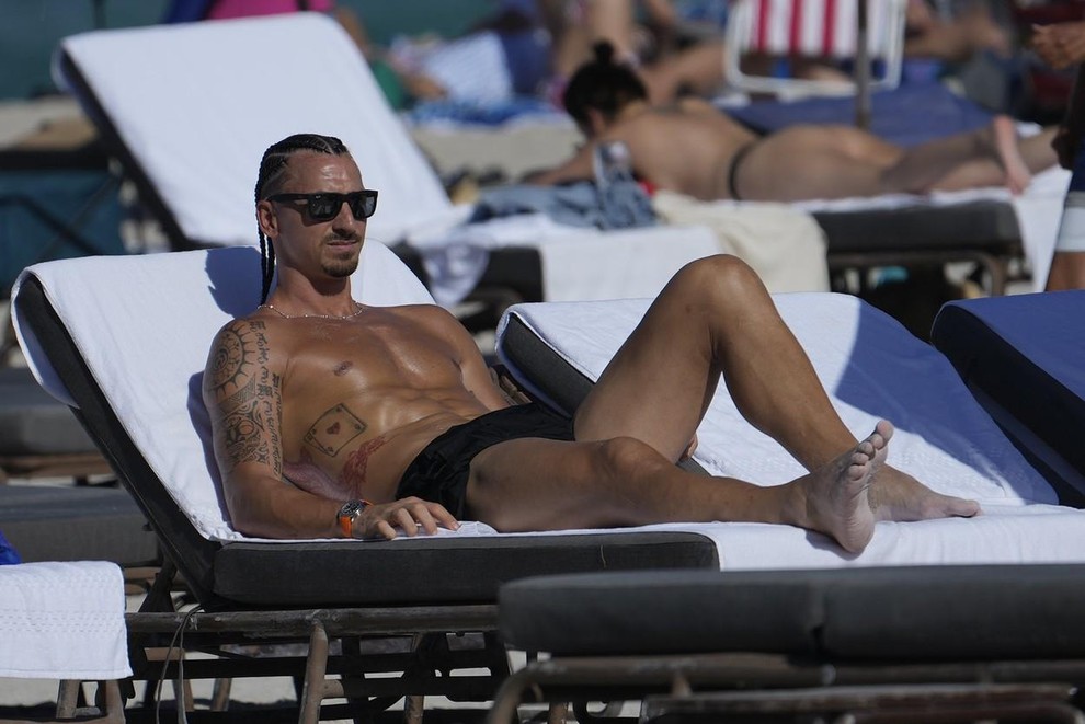 Zlatan Ibrahimović se je v družbi s partnerko Heleno Seger in njunima dvema sinovoma, Maximilianom in Vincentom, sprehajal po plaži …