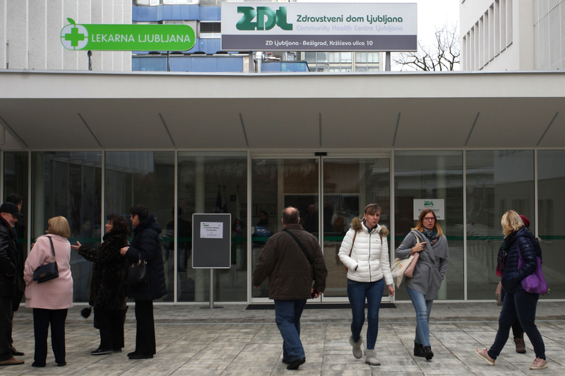 Kaj je krivo za veliko gnečo pred ljubljanskim zdravstvenim domom? (foto: Bobo)