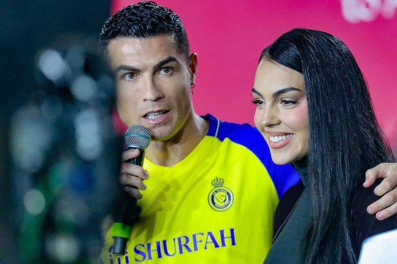 Cristiano Ronaldo bo zaradi svoje mične Georgine v Savdski Arabiji kršil stroge zakone (ne boste verjeli, zakaj) (foto: Profimedia)