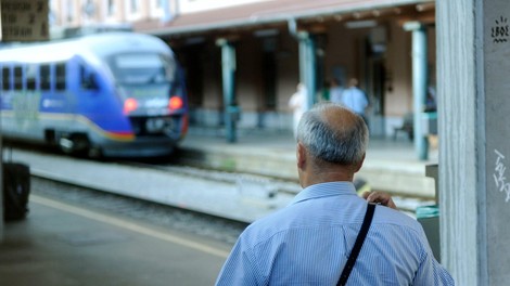 Železniški promet v Sloveniji zaradi nesreče močno oviran: poglejte, kaj se je zgodilo – oseba je huje poškodovana