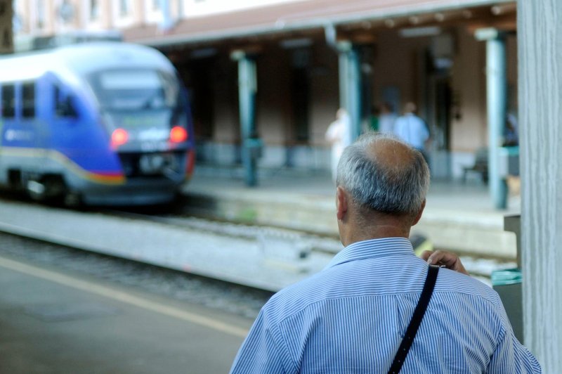 Železniški promet v Sloveniji zaradi nesreče močno oviran: poglejte, kaj se je zgodilo – oseba je huje poškodovana (foto: Žiga Živulović j.r./Bobo)