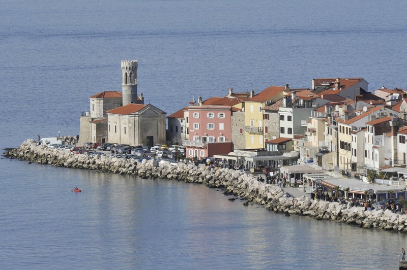 Znamenite skale na piranski Punti so se odkotalile v morje. Mnogi se sprašujejo, kako je to mogoče? (foto: Bobo)