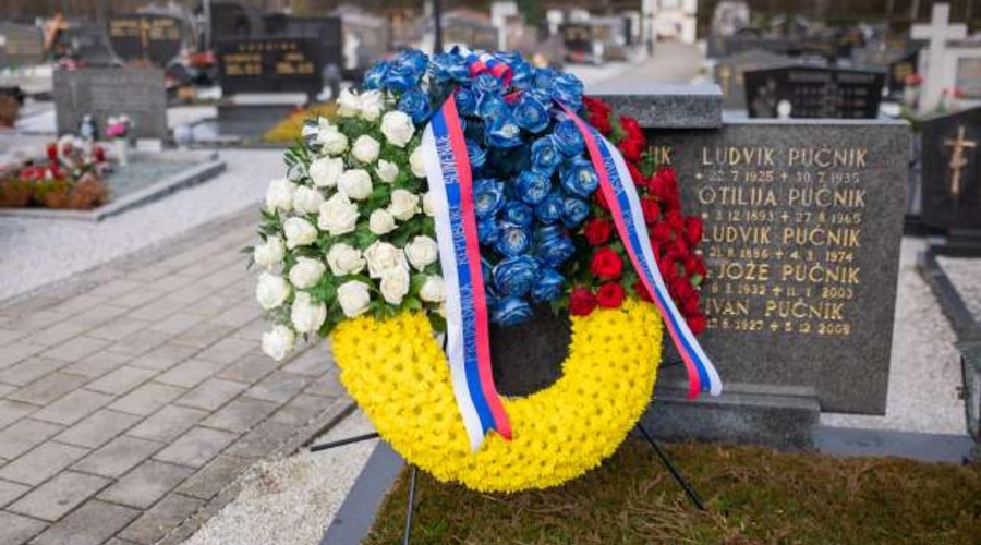 Pokojnemu Pučniku se je poklonila tudi Nataša Pirc Musar: "Bil je ena izmed najpomembnejših osebnosti sodobne slovenske politike" (foto: STA)