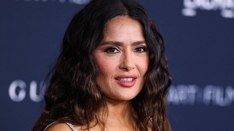 Salma Hayek v čudoviti "kristalni" obleki razbohotila vse svoje čare