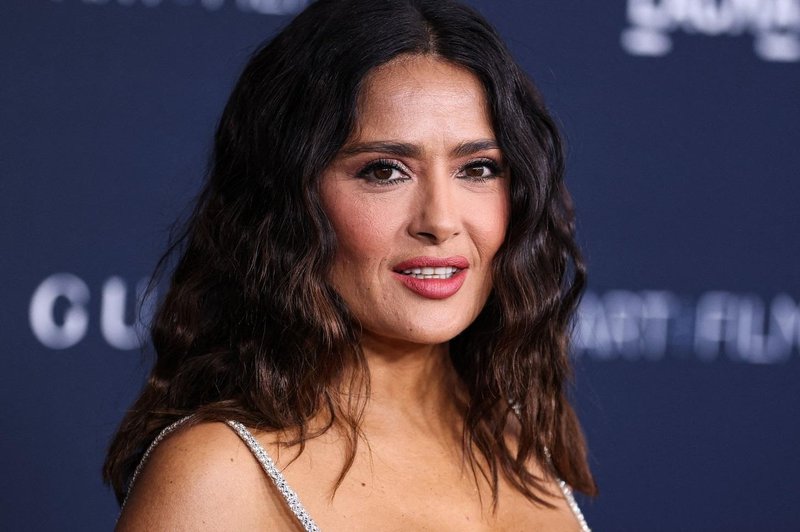 Salma Hayek v čudoviti "kristalni" obleki razbohotila vse svoje čare (foto: Profimedia)