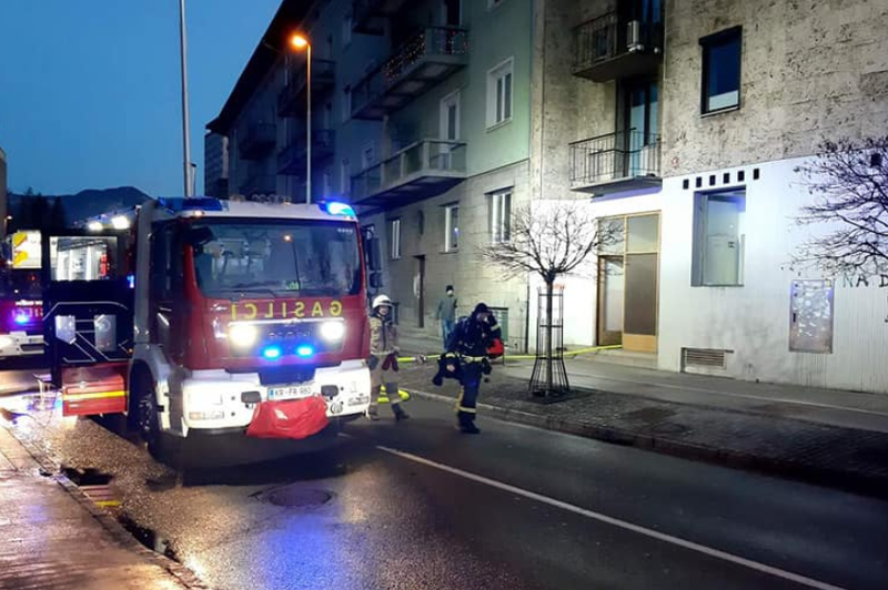 Gasilci so ponoči iz ognjenih zubljev reševali občana Izole, zjutraj je močno zagorelo v Kranju (foto: Facebook/Policijska postaja Kranj)