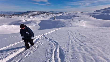 Bela podlaga vse do strehe! Poglejte, kje imajo snega že toliko, da ga je celo preveč (FOTO)