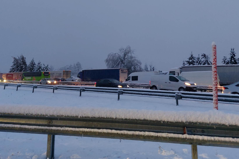 Sneg že povzroča preglavice: nekatere ceste so zaprte, nastajajo zastoji (foto: J.B.)