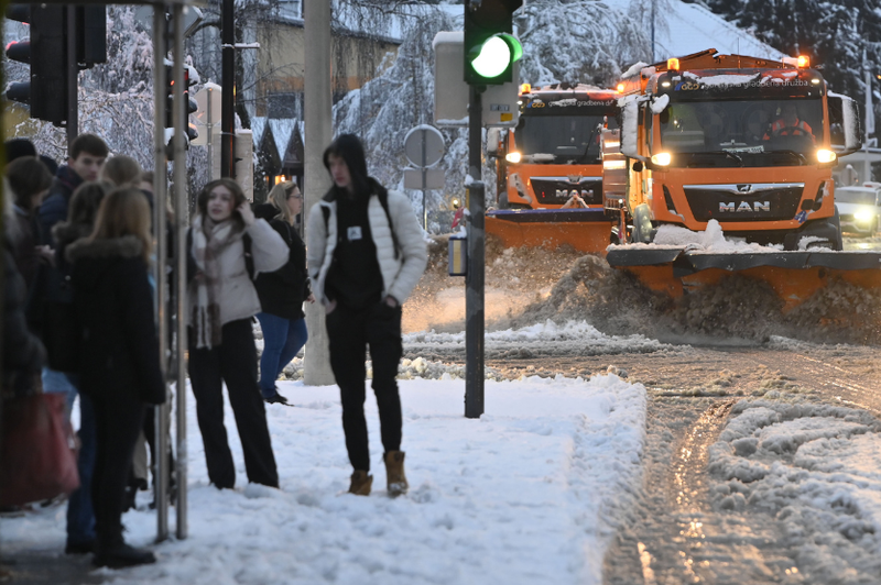 Spet jih je presenetil sneg: zakaj pločnike čistijo šele, ko zapade do 10 centimetrov snega (foto: Žiga Živulović jr./BOBO)